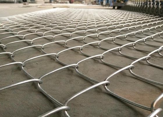 Καυτό βυθισμένο γαλβανισμένο πλέγμα 2.04.8mm φρακτών συνδέσεων αλυσίδων για τον αθλητικό τομέα