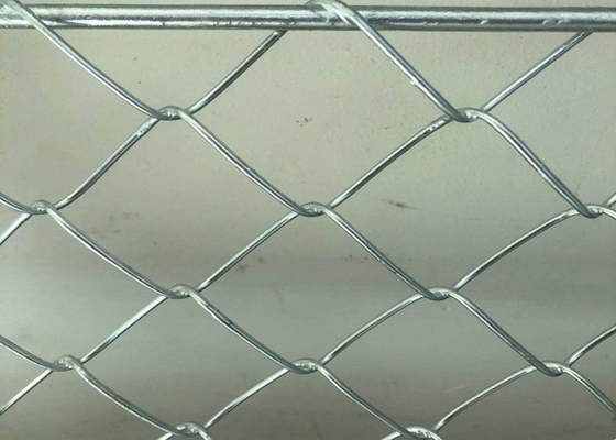 Αδιάβροχο 50x50 φρακτών συνδέσεων αλυσίδων αργιλίου άσπρο χρώμα πλέγματος υφάσματος