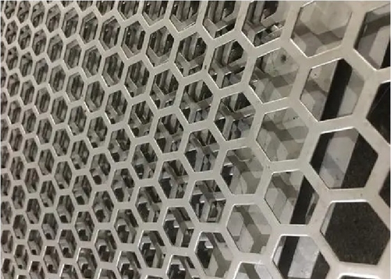 Εξαγωνικό διατρυπημένο πλέγμα 0.58mm μετάλλων πάχος για τις αρχιτεκτονικές εφαρμογές