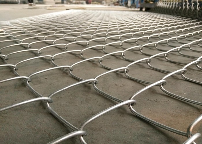 Καυτό βυθισμένο γαλβανισμένο πλέγμα 2.04.8mm φρακτών συνδέσεων αλυσίδων για τον αθλητικό τομέα